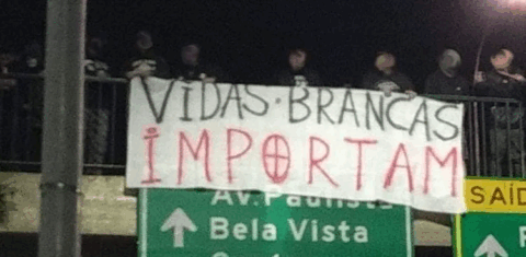 Em 2020, grupo de supremacistas brancos não identificado faz uma manifestação em São Paulo no Dia da Consciência Negra. Foto Reprodução da Internet