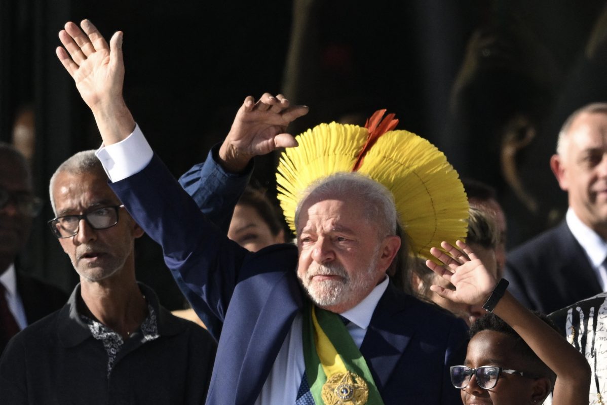 Um dos muitos momentos de emoção do Presidente Lula durante a cerimônia de entrega da faixa por representantes da sociedade. Foto Evaristo Sa/AFP