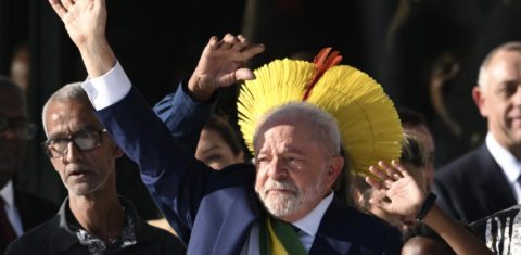Um dos muitos momentos de emoção do Presidente Lula durante a cerimônia de entrega da faixa por representantes da sociedade. Foto Evaristo Sa/AFP