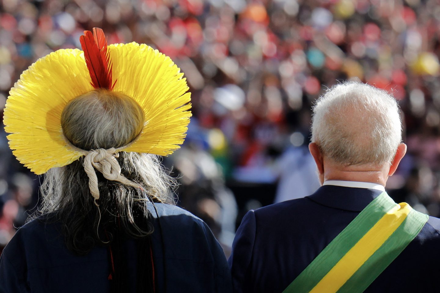 O presidente Lula e o cacique Raoni na cerimonia de entrega da faixa presidencial. Foto Sergio Lima/AF