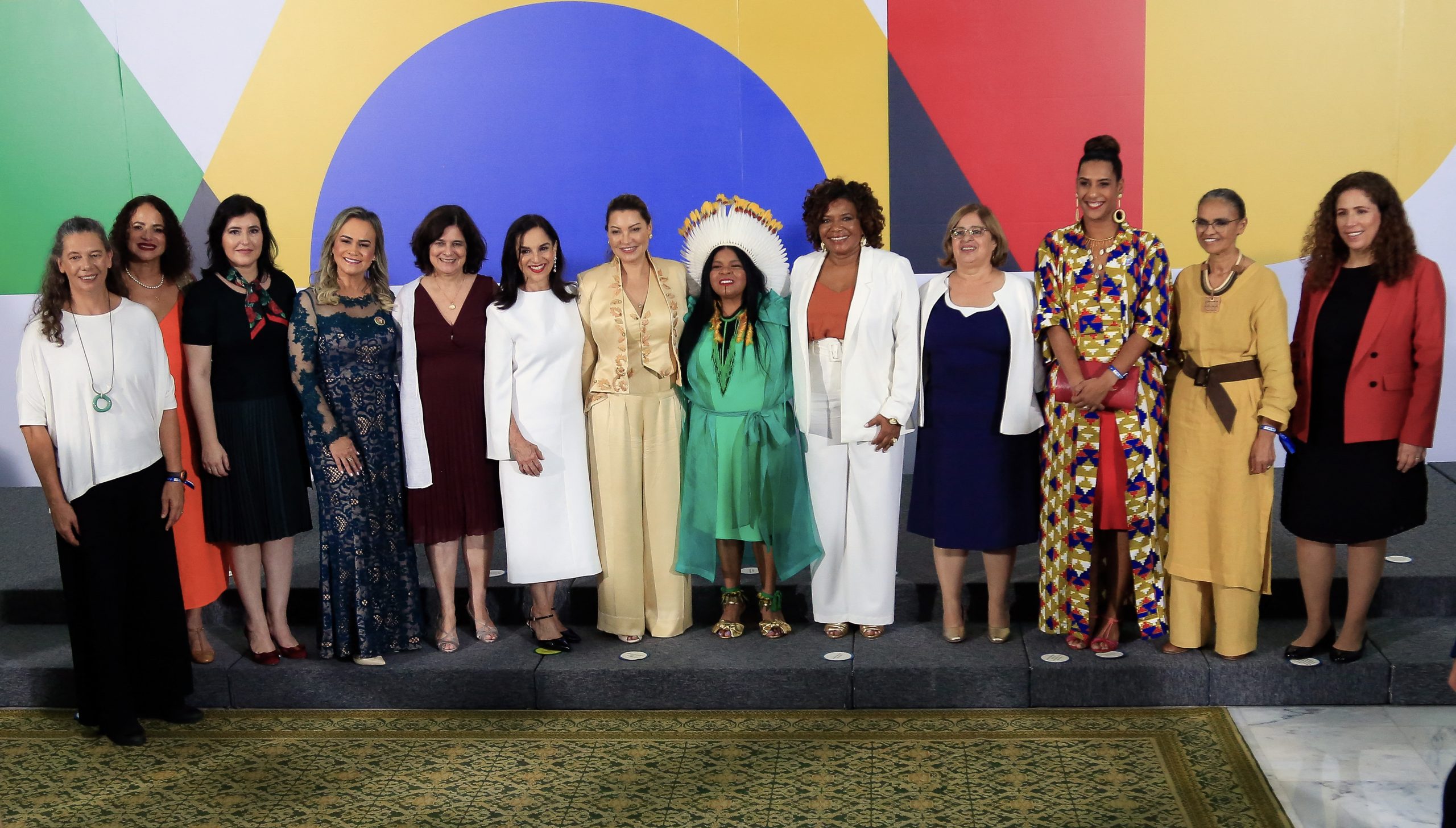 A primeira-dama Rosangela 'Janja' da Silva e Lu Alckmin posam para a foto com as 11 mulheres do primeiro escalão do governo. Foto Sérgio Lima/AFP