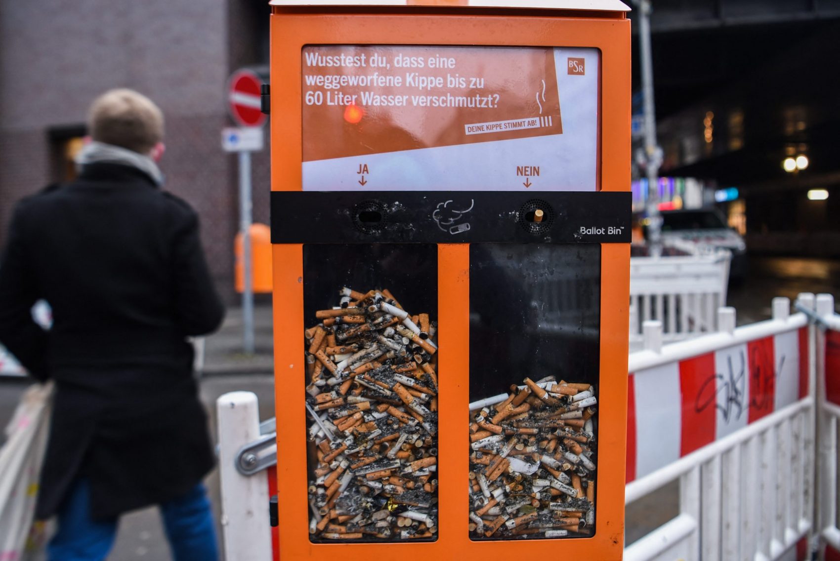 Em Berlim, uma lixeira é transformada em urna. Os votos são as guimbas de cigarro. E a pergunta? "Você sabia que uma bituca descartada polui até 60 litros de água?" Foto Kira Hofmann/DPA via AFP