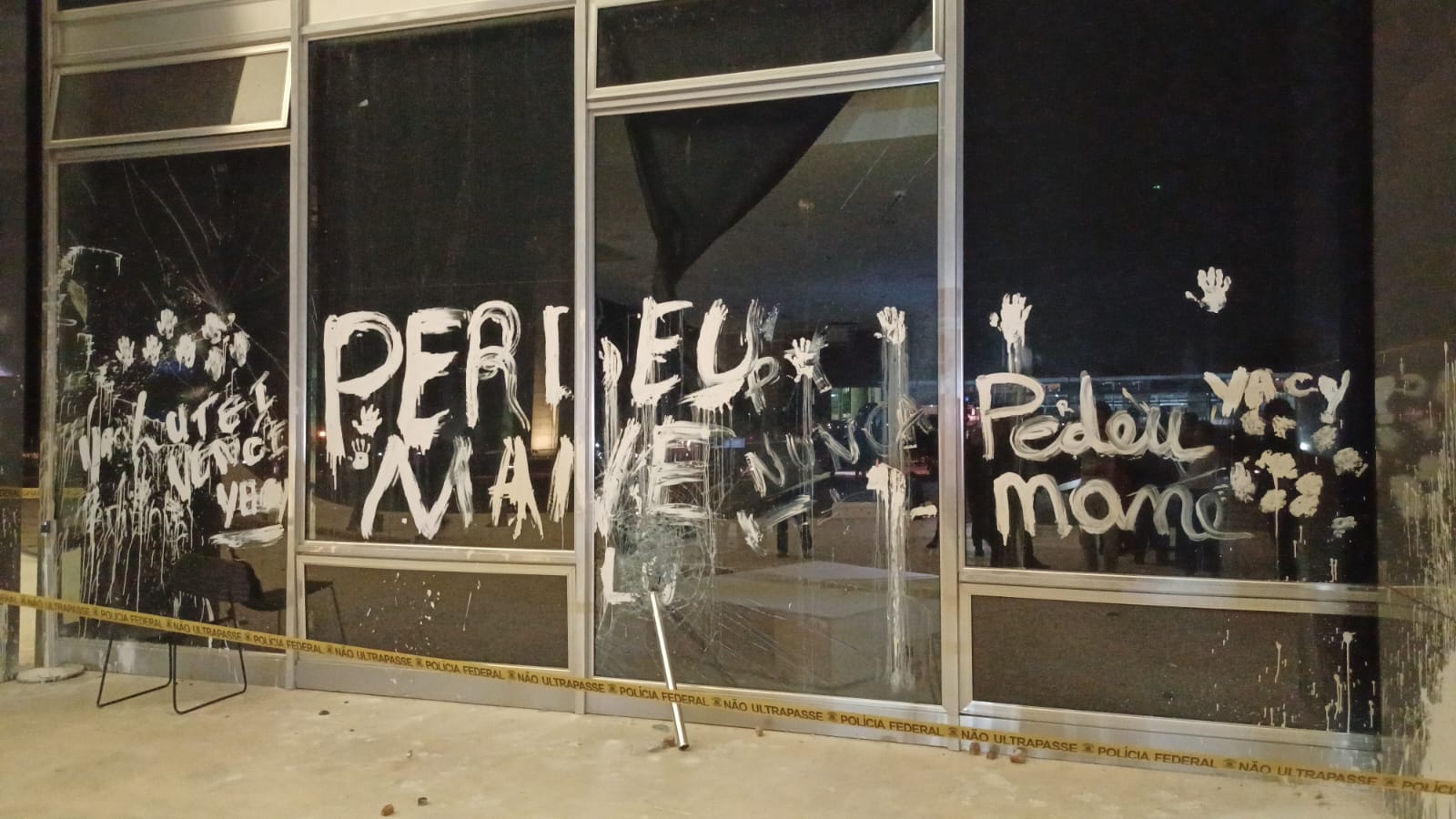 Vidros do prédio do STF destruídos após os atentados. Mensagens com erros de português fizeram parte do dia desastroso. Foto Lauro Neto