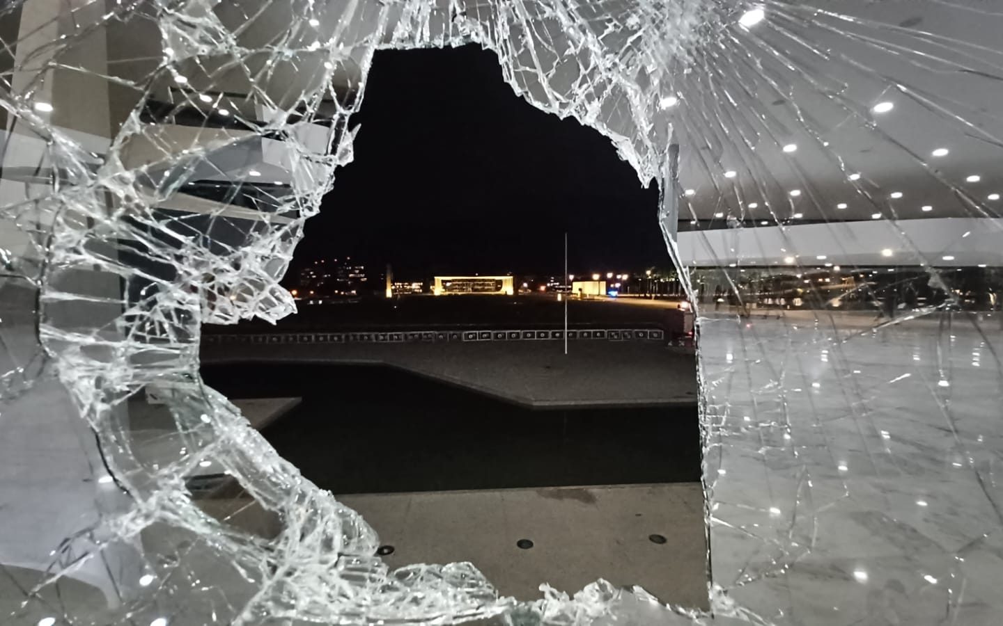 Prédio do STF ao fundo, visto de janela quebrada do Palácio do Planalto. Foto Lauro Neto