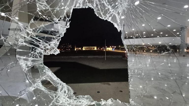 Prédio do STF ao fundo, visto de janela quebrada do Palácio do Planalto. Foto Lauro Neto