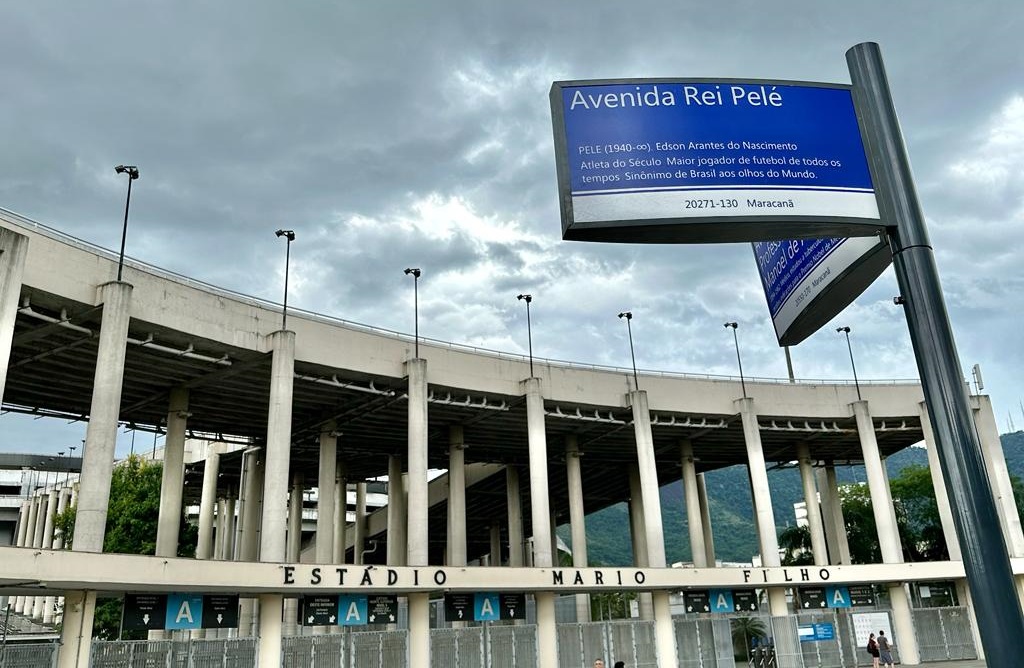 Placa da Avenida Rei Pelé em frente ao Estádio Mário Filho: homenagem aproxima o artista do majestoso palco do Maracanã (Foto: Beth Santos / Prefeitura do Rio)