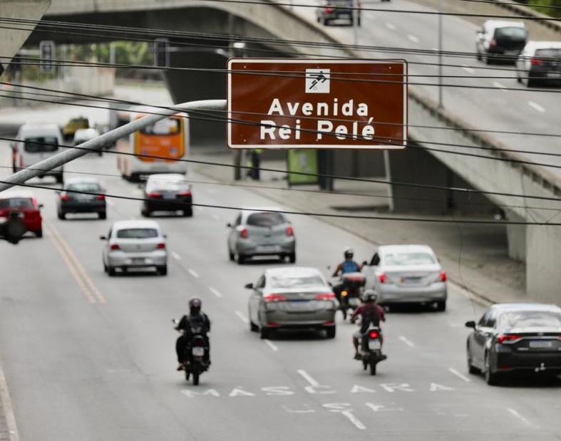 Avenida Rei Pelé: homenagem no Rio em frente ao Maracanã, onde o Pelé fez seu primeiro gol pela seleção e o milésimo de sua carreira (Foto: Beth Santos / Prefeitura do Rio)