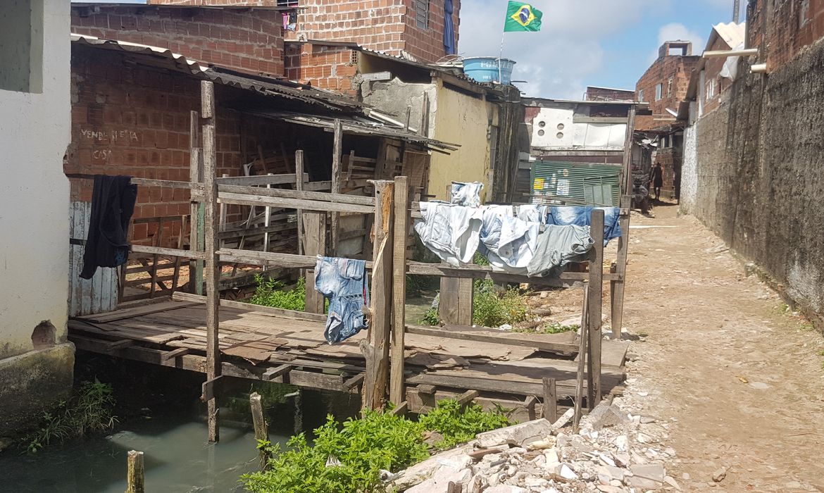 Palafitas sobre o Canal da Vovózinha, em Recife: sem esgoto tratado e água potável, moradores enfrentam rotina de doenças e enchentes (Foto: Sumaia Vilela / Agência Brasil)