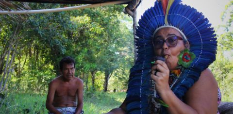 A cacica Valquíria na ocupação: indígenas urbanos de diferentes etnias unidos na luta pela terra em Pernambuco (Foto: Adriano Alves)