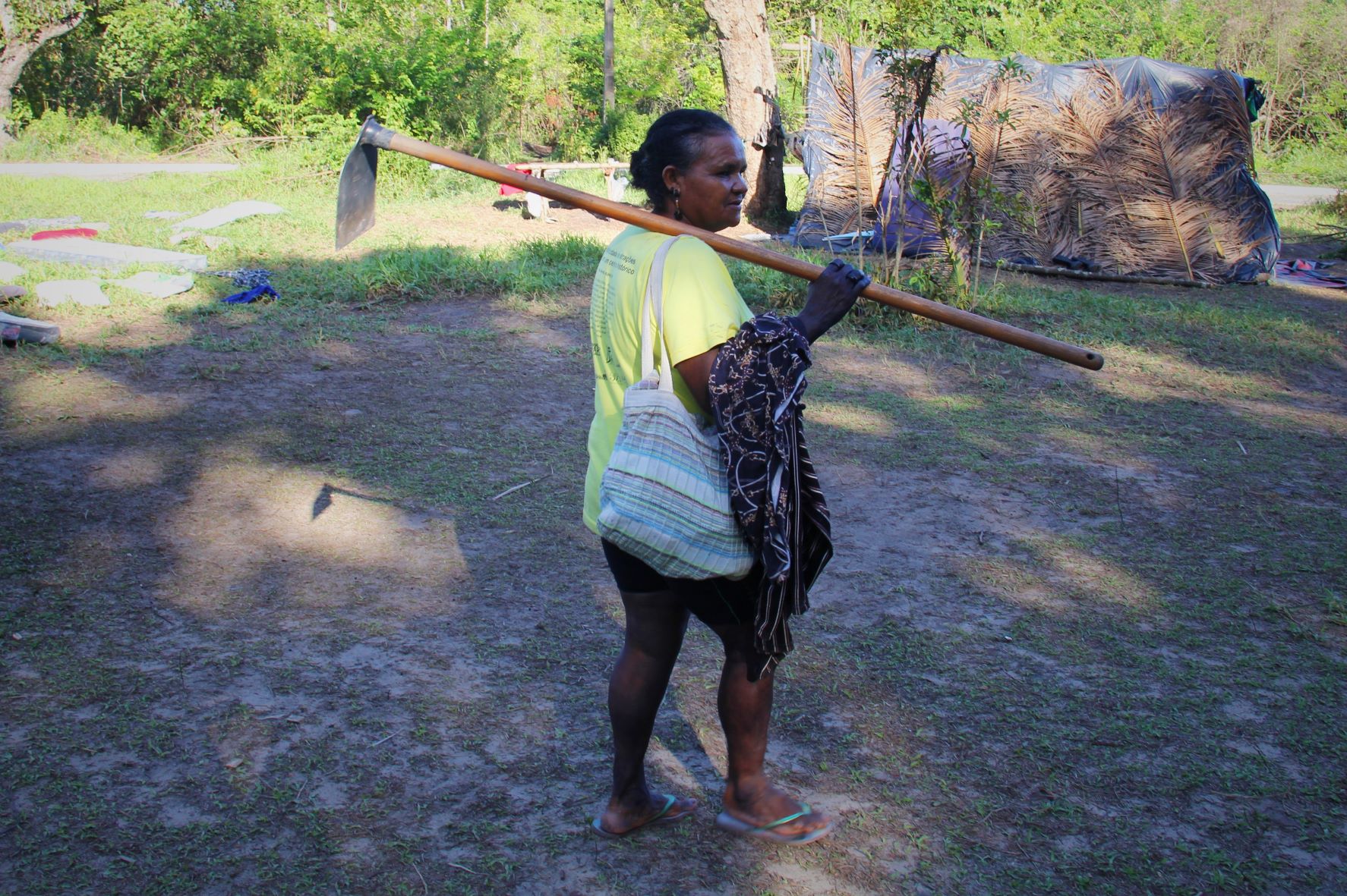 Rubenita Kariawane e sua enxada na ocupação: plantações de milho e feijão (Foto: Adriano Alves)