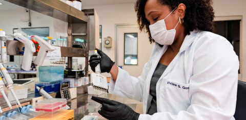 A biomédica Viviane Gomes em laboratório na URFJ: chamada lançada por Faperj e Serrapilheira quer estimular pesquisa de cientistas negros e indígenas (Foto: UFRJ/Divulgação)