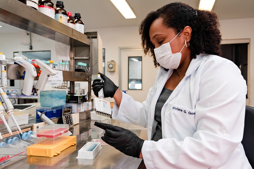 A biomédica Viviane Gomes em laboratório na URFJ: chamada lançada por Faperj e Serrapilheira quer estimular pesquisa de cientistas negros e indígenas (Foto: UFRJ/Divulgação)