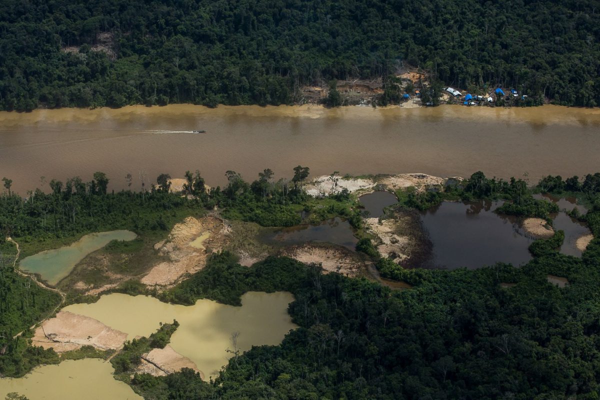 Garimpo contamina rio na Terra Indígena Yanomami: projeto busca viabilizar acesso à água de qualidade (Foto: Bruno Kelly/Amazônia Real - 30/04/2021)