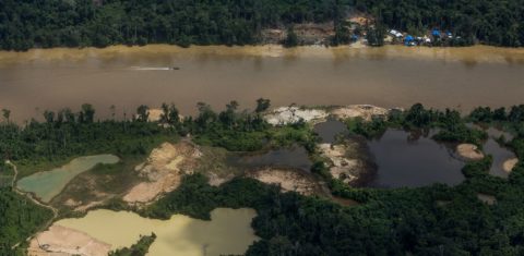 Garimpo contamina rio na Terra Indígena Yanomami: projeto busca viabilizar acesso à água de qualidade (Foto: Bruno Kelly/Amazônia Real - 30/04/2021)
