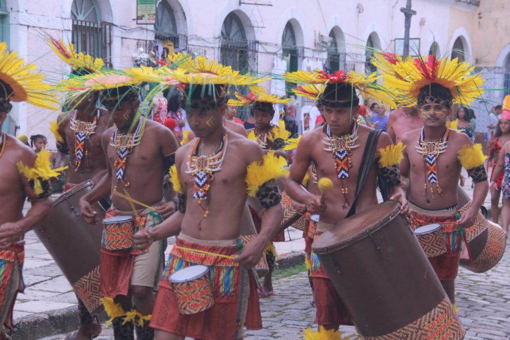 Foliões com fantasias de "índio" no carnaval de São Luís: desrespeito à identidade e reforço de estereótipos (Foto: Governo do Maranhão - 16/02/2019)