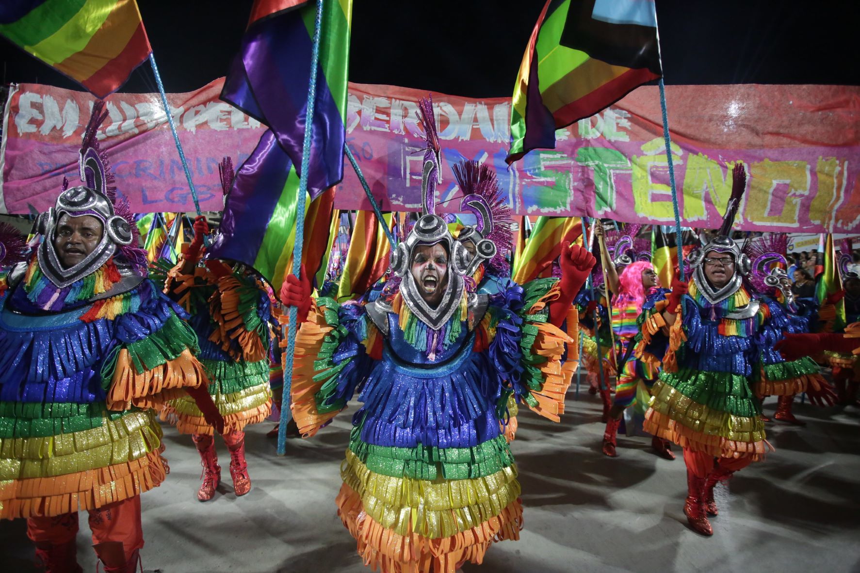 Ala da Beija-Flor com todas as cores da comunidade LGTQIA+ para defender a diversidade: força dos enredos politizados na Passarela do Samba (Foto: Tata Barreto / Riotur)