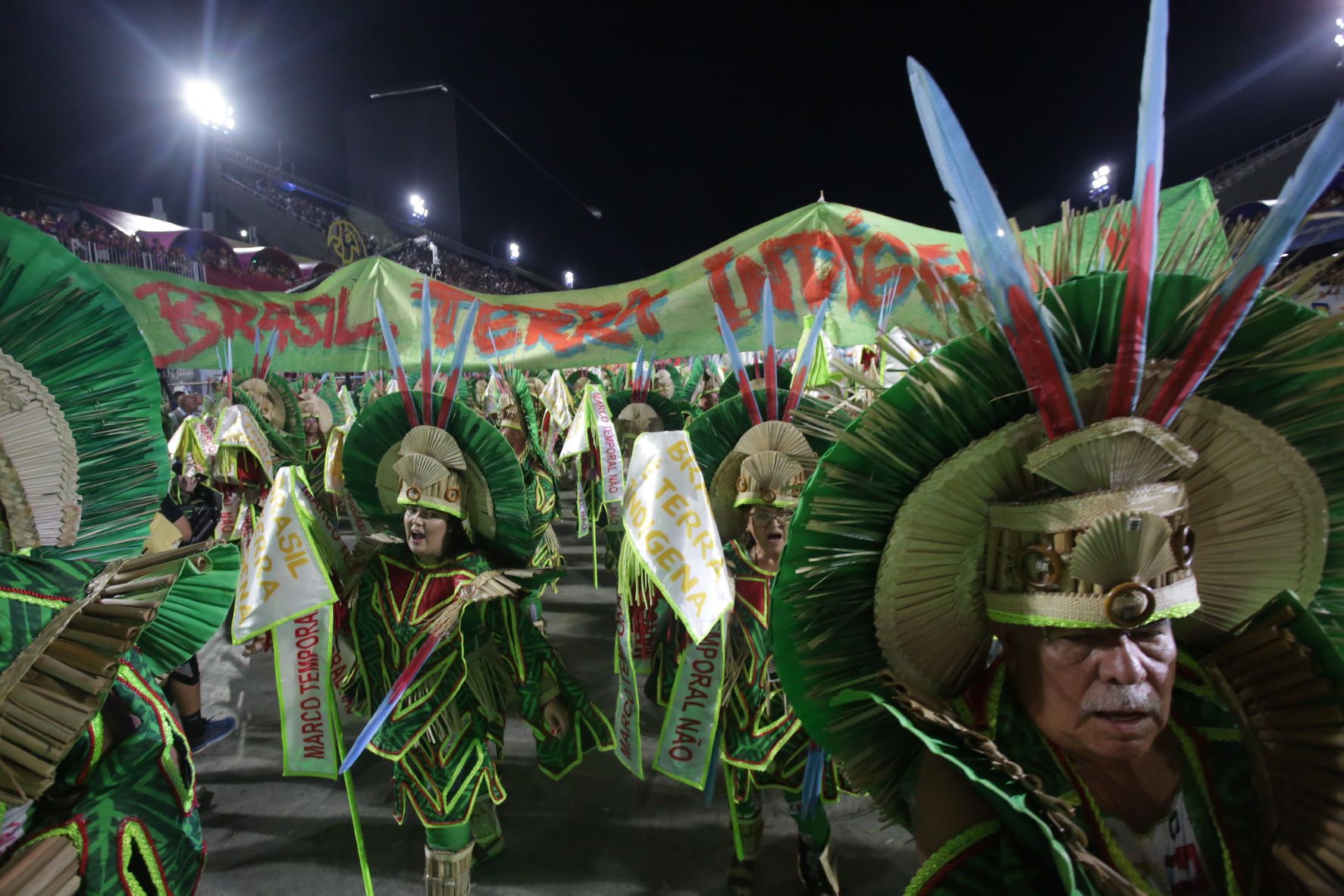 Ala de indígenas com o "Não ao Marco Temporal": desfile panfletário da Beija-Flor pelos excluídos (Foto: Tata Barreto / Riotur)