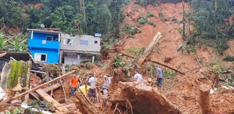 Casas soterradas ou parcialmente destruídas em São Sebastião: condições climáticas anormais encontram ocupação humana em áreas de risco (Foto: Defesa Civil de São Paulo)