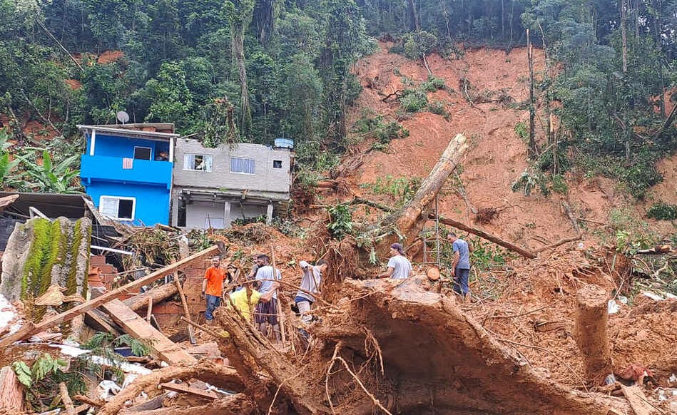 Casas soterradas ou parcialmente destruídas em São Sebastião: condições climáticas anormais encontram ocupação humana em áreas de risco (Foto: Defesa Civil de São Paulo)
