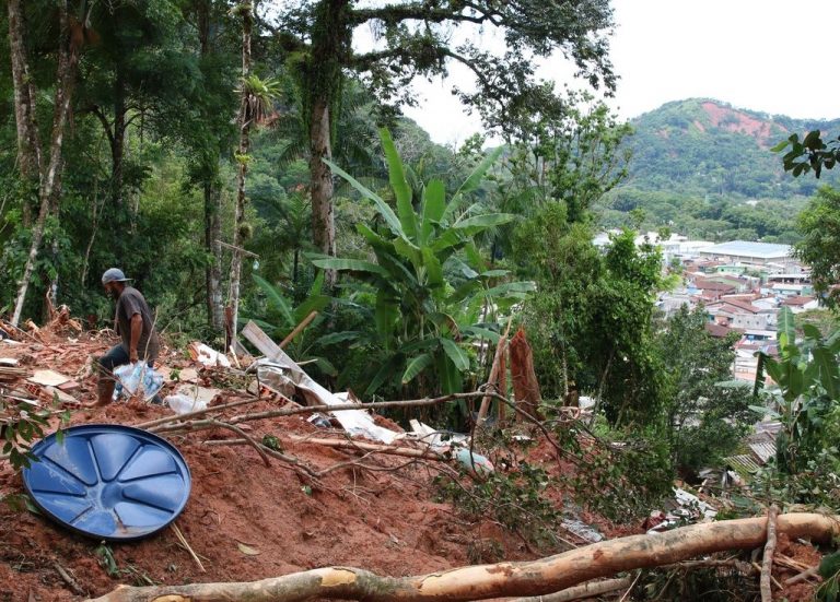 Casas destruídas em deslizamentos em São Sebastião após tempestades no litoral norte de São Paulo: atraso em medidas de adaptação climática (Foto: Ravena Rosa / Agência Brasil)