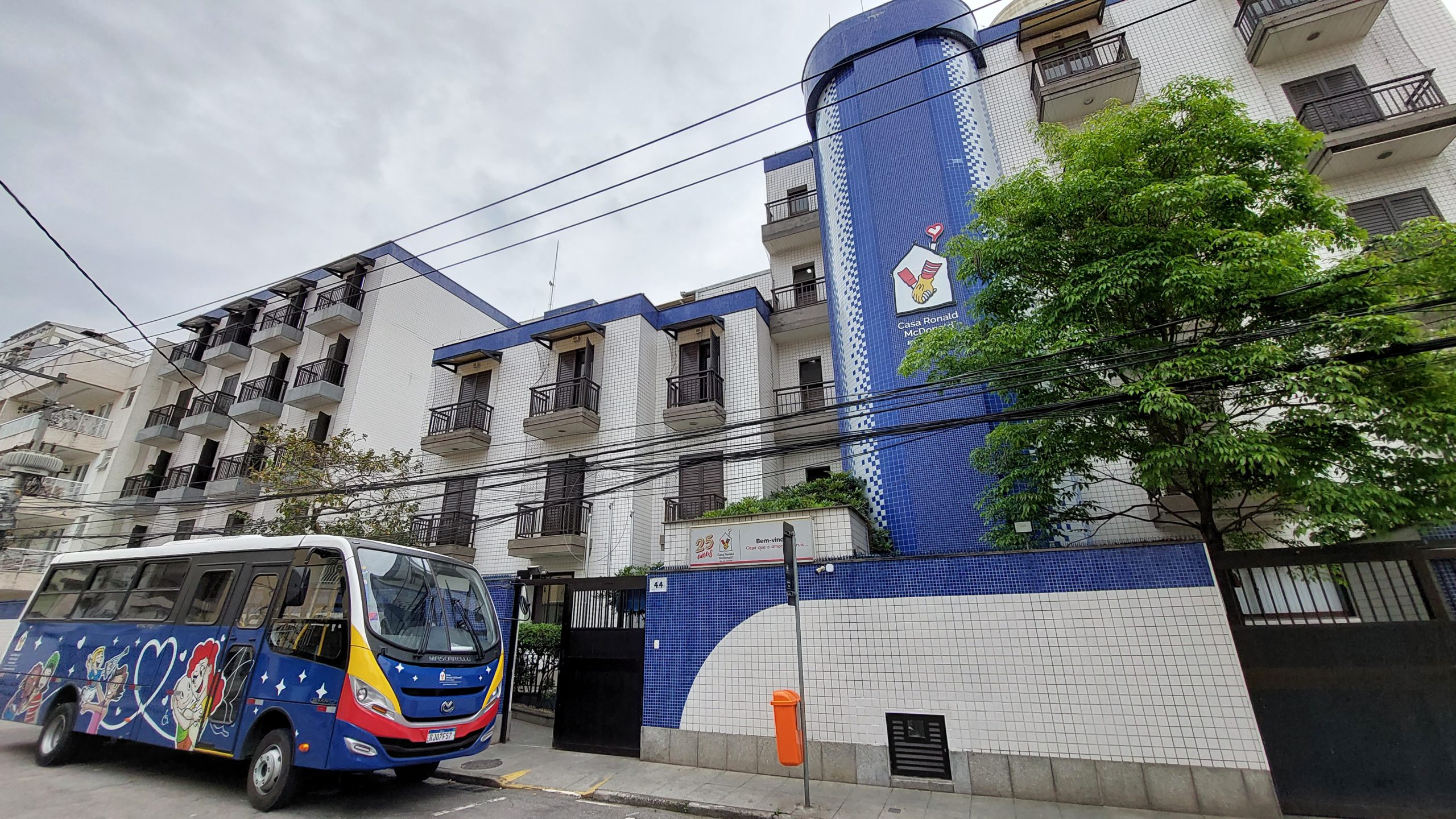 A Casa Ronald McDonald, com seus azulejos azuis e brancos, que abriga dezenas de crianças no Maracanã. Foto Divulgação