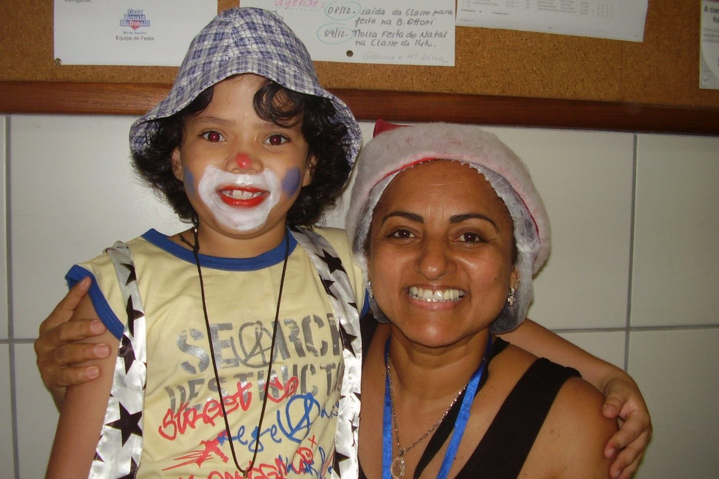 Edvania e Gabriel, com 7 anos, vestido de palhaço nos primeiros anos de Casa Ronald McDonald. Foto Arquivo Pessoal
