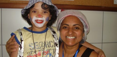 Edvania e Gabriel, com 7 anos, vestido de palhaço nos primeiros anos de Casa Ronald McDonald. Foto Arquivo Pessoal