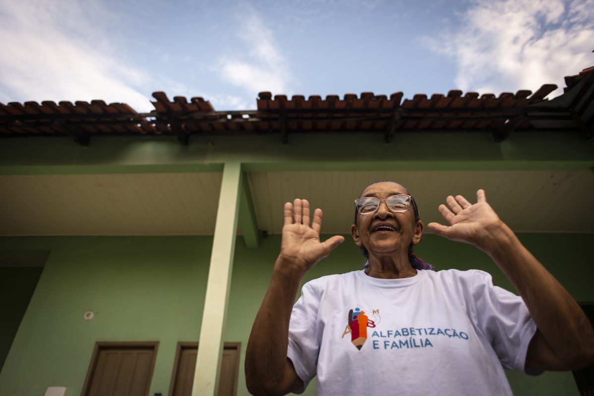Dona Luiza Modesto, de 80 anos, é a formanda mais velha: 'me sinto muito feliz!' (Foto: Divulgação/Arthur Monteiro)