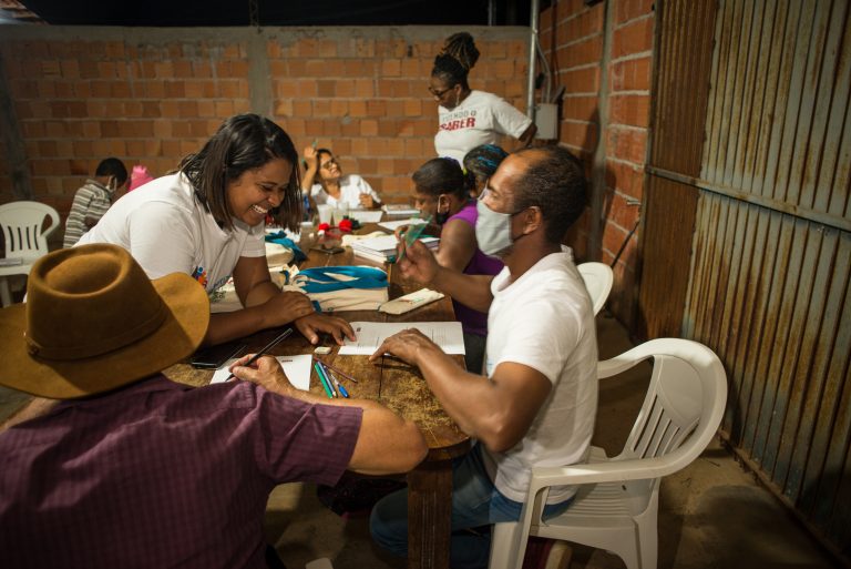 A professora Juliana com o aluno Durreis (de máscara): com metodologia do telecurso, quilombolas de 35 a 80 anos completam 1º ciclo do ensino fundamental em Goiás (Foto: Divulgação/Arthur Monteiro)
