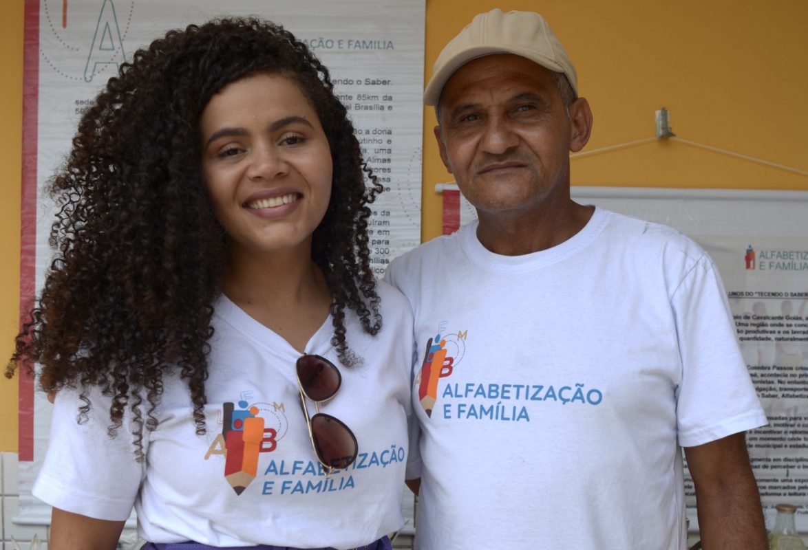 Yunara Santos deu aulas para seu pai, Jaci Torquato, no povoado São José (Foto: Divulgação/Arthur Monteiro)