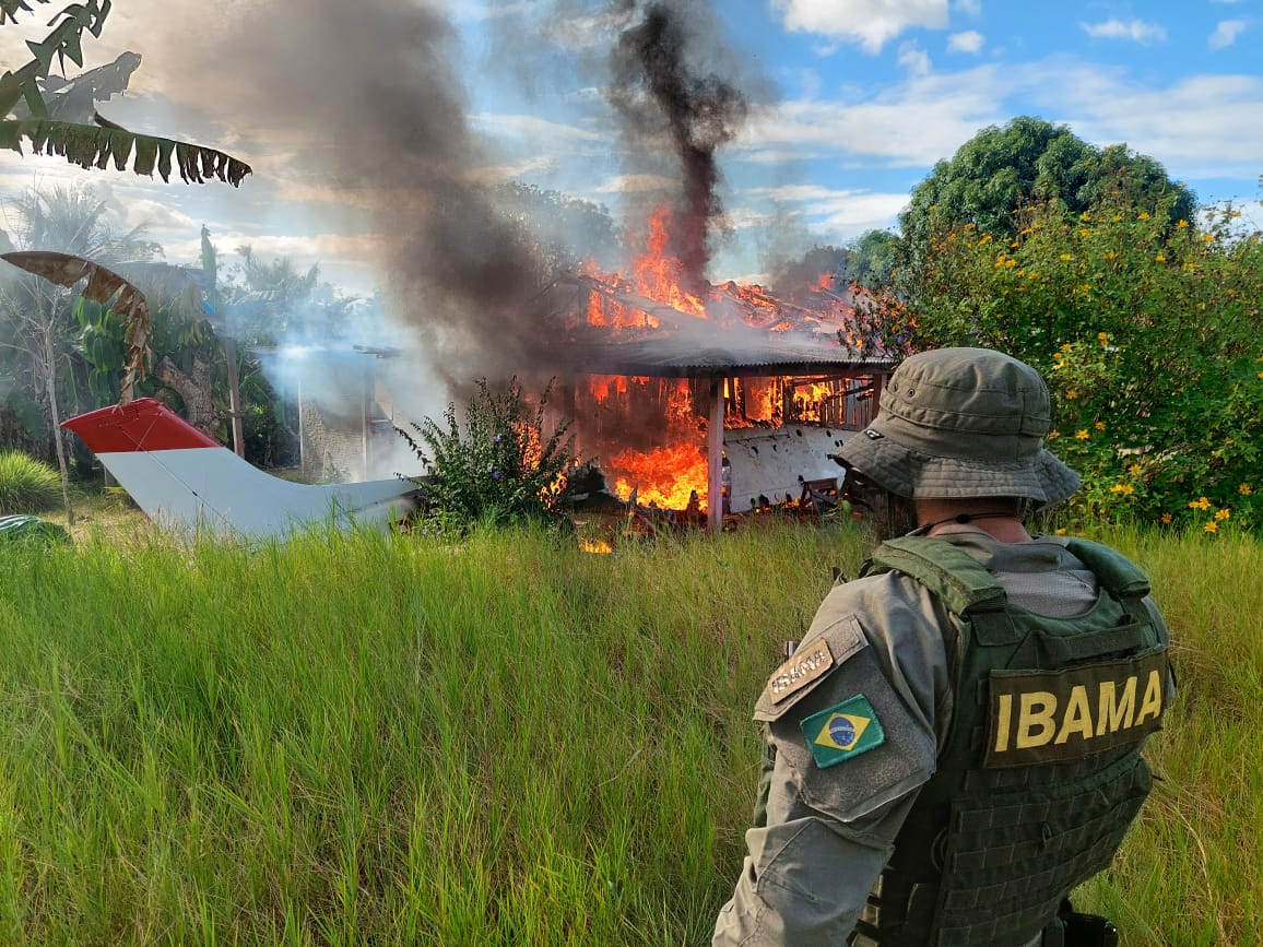 Aeronave de garimpeiros é queimada pelos técnicos do Ibama na Terra Yanomami. Foto Ibama via AFP