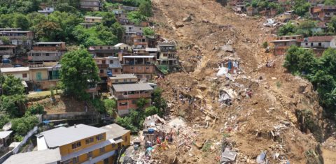 Vista aérea de um deslizamento de terra causado pelas chuvas torrenciais que atingiram Petrópolis em Fevereiro de 2022. Foto Carl de Souza/AFP