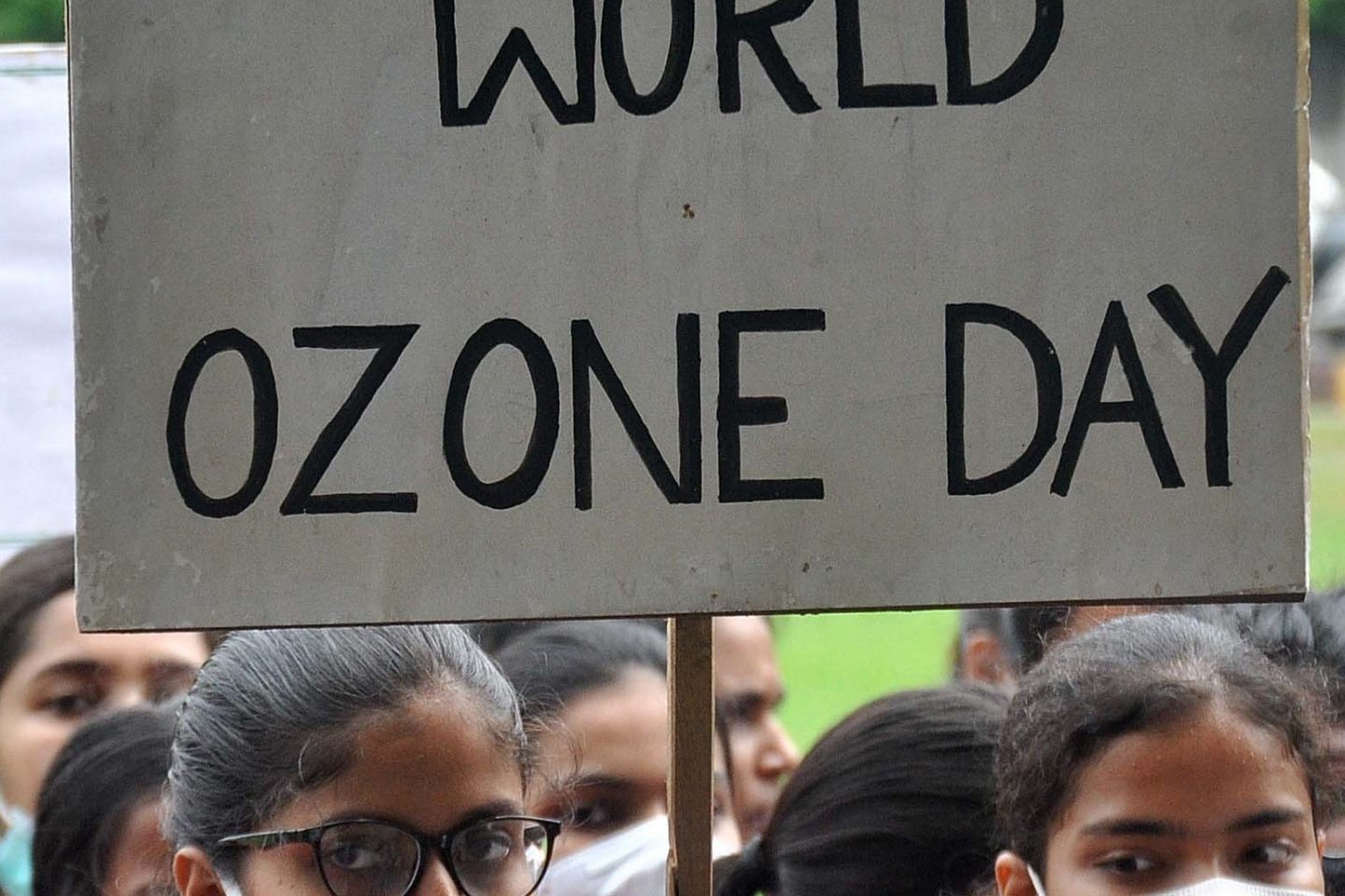 Estudantes indianos em ato no Dia Mundial do Ozônio: relatório científico mostra que camada de ozônio está se recuperando com a eliminação das substâncias que a afetavam (Foto: Pramod Sharma / The Times of India via AFP - 16/09/2021)