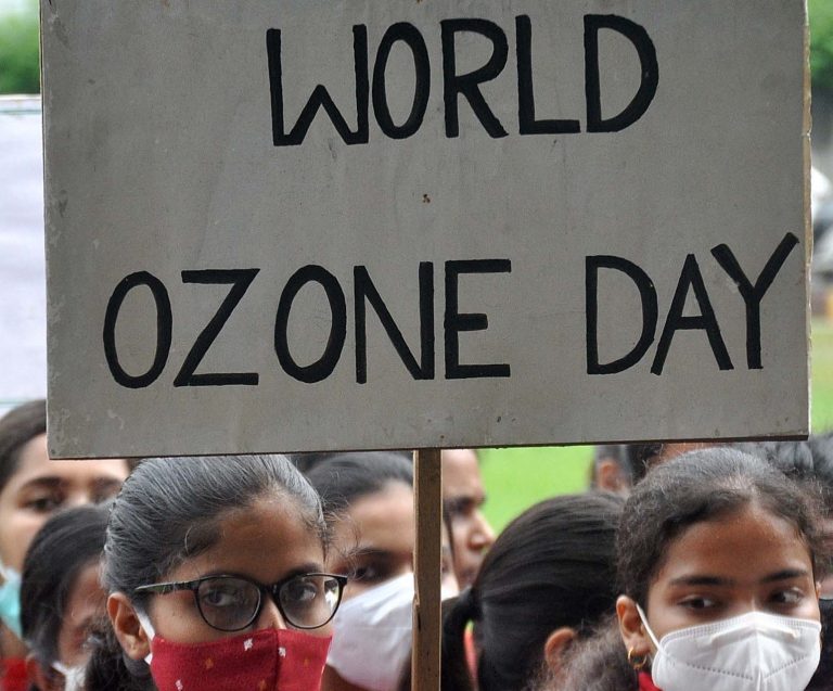 Estudantes indianos em ato no Dia Mundial do Ozônio: relatório científico mostra que camada de ozônio está se recuperando com a eliminação das substâncias que a afetavam (Foto: Pramod Sharma / The Times of India via AFP - 16/09/2021)