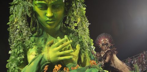 A Amazônia e um indígena defensor da floresta representados no desfile da Porto da Pedra: preservação ambiental dentro e fora da Passarela do Samba (Foto: Gabriel Santos / Riotur)