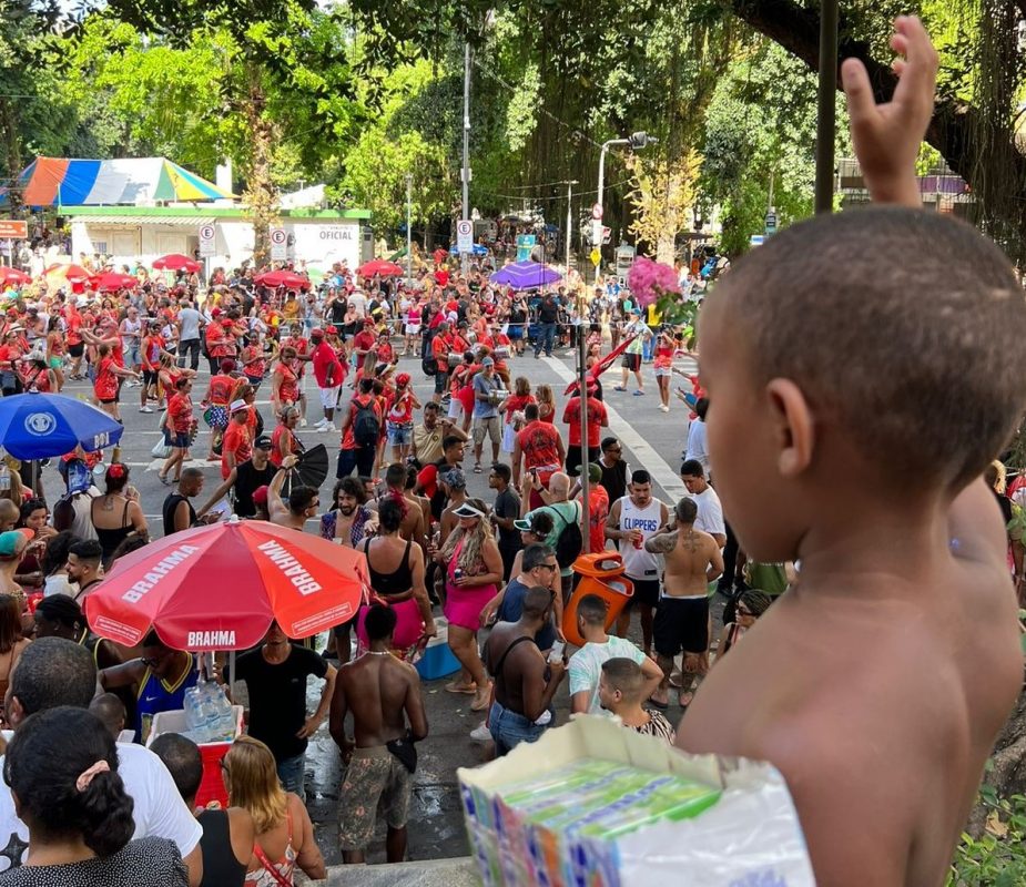 Menino vende doce e pede comida durante desfile de bloco na Zona Sul do Rio: contraste de carnaval (Foto: Edu Carvalho)