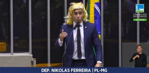 O deputado Nikolas Ferreira discursa de peruca na Câmara: transfobia é crime e ele será processado (Foto: Reprodução / TV Câmara)
