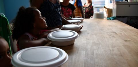 Crianças e idosos na fila para receber quentinhas em Belém: campanha de apadrinhamento da ONG Pará Solidário atende 260 meninos e meninas (Foto: João Paulo Guimarães)
