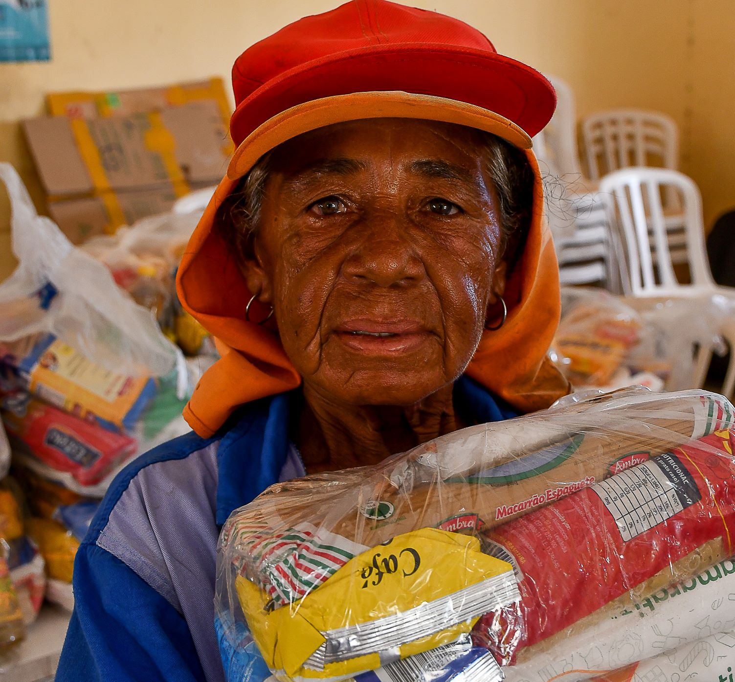 A catadora Marina Moura com a cesta básica distribuída pelo Pará Solidário: mobilização da sociedade ajudou trabalhadores (Foto: João Paulo Guimarães)