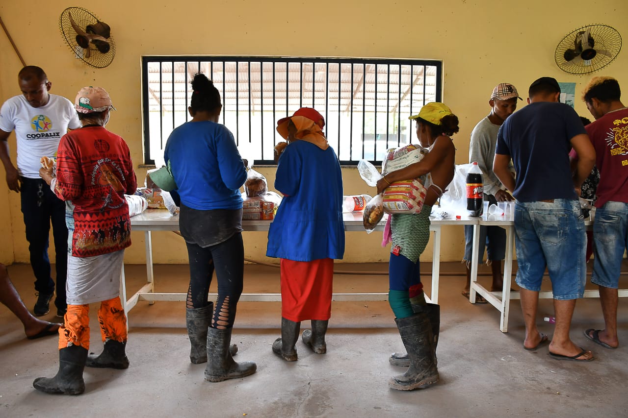 Fila para entrega de cestas básicas aos catadores do Lixão do Aurá após incêndio: ONG Pará Solidário organiza ações emergenciais (Foto: João Paulo Guimarães)