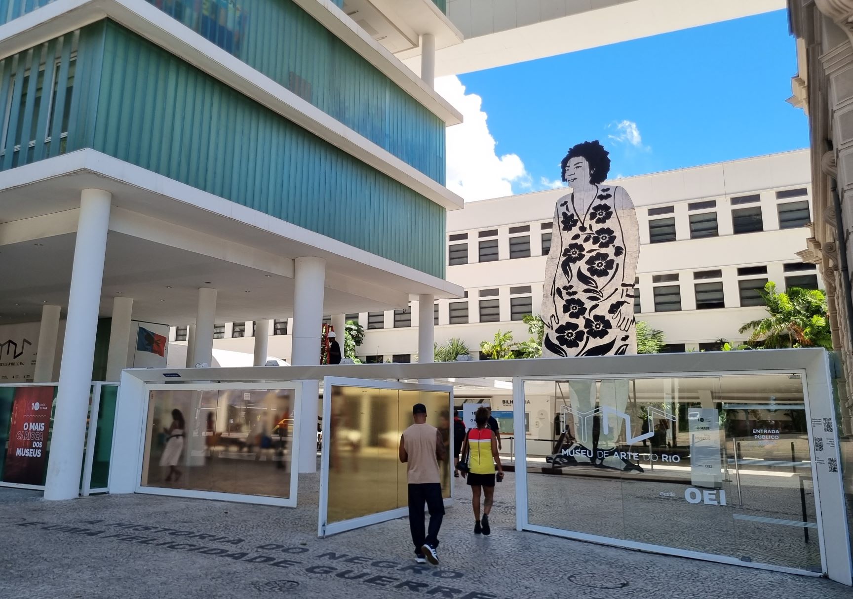Escultura gigante de Marielle Franco no Museu de Arte do Rio: dia de cobrança por respostas sobre quem mandou matar a vereadora (Foto: Oscar Valporto)