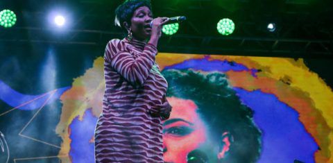 A cantora Luedji Luna no palco do Festival Justiça para Marielle e Ânderson: artistas também cobraram respostas para a pergunta 'Quem mandou matar Marielle?' (Foto: Divulgação / Instituto Marielle Franco)