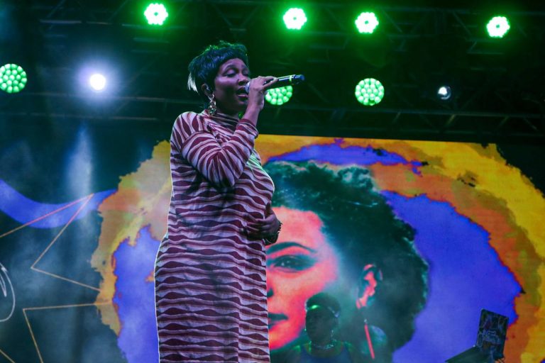A cantora Luedji Luna no palco do Festival Justiça para Marielle e Ânderson: artistas também cobraram respostas para a pergunta 'Quem mandou matar Marielle?' (Foto: Divulgação / Instituto Marielle Franco)