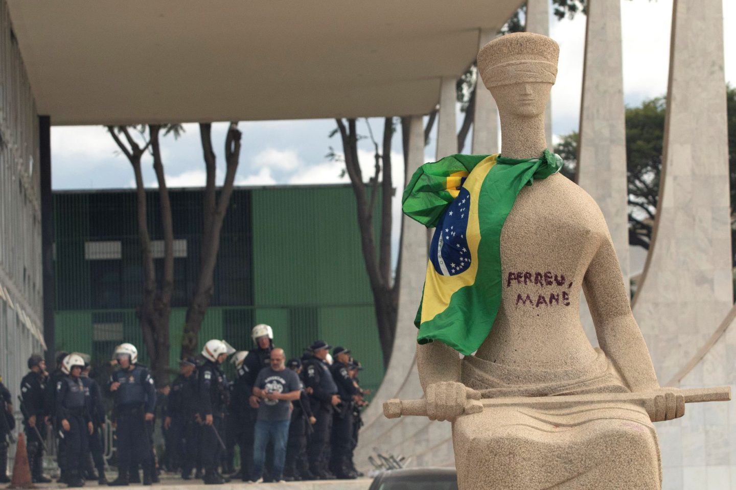 Escultura da Justiça pichada da no STF em ato golpista: pichadora e jovens universitárias de Bauru parecem acreditar viver numa espécie de realidade paralela, um mundo à imagem e semelhança das redes sociais (Foto: Joedson Alves / Agência Brasil - 08/01/2023)