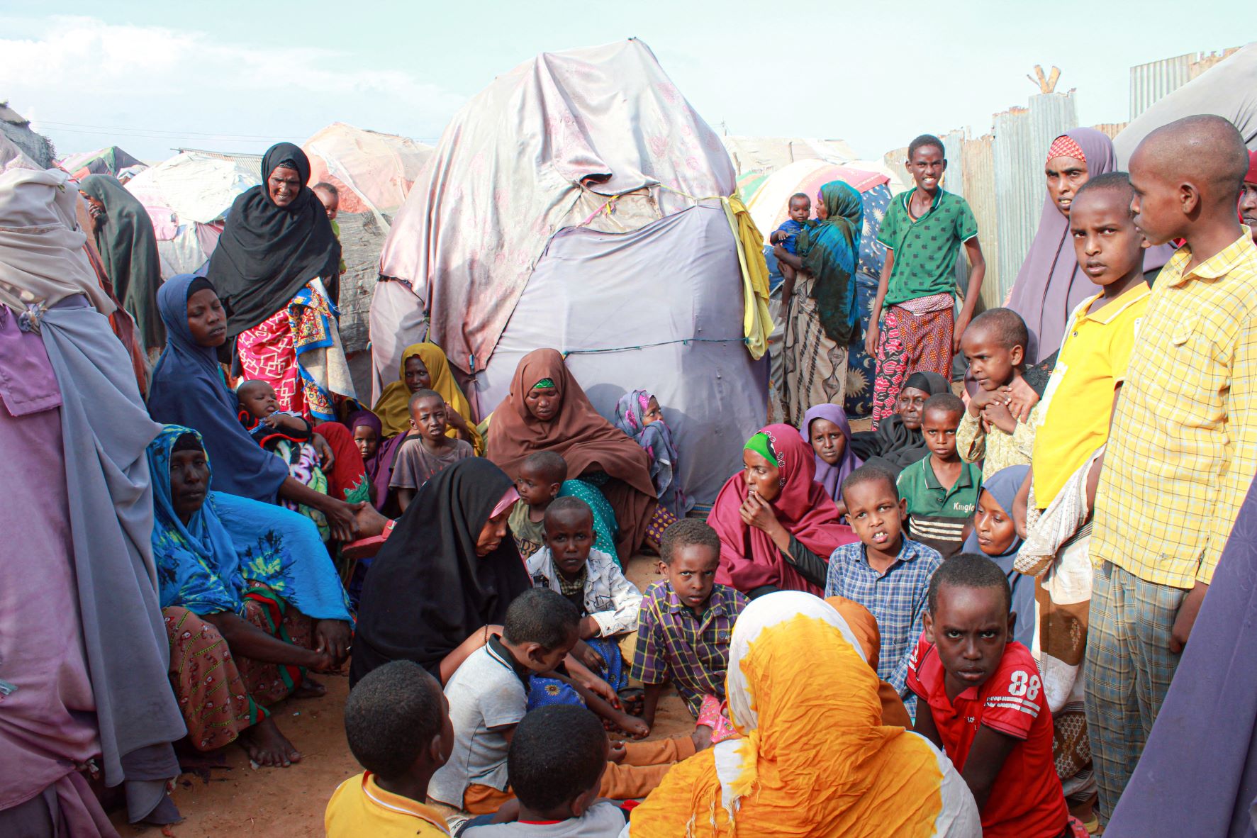 Crianças em campo de refugiados da seca Mogadishu, Somália: mais de três milhões de pessoas deixaram suas casas por conta da estiagem extrema (Foto: Hodan Mohamed Abdullahi / Anadolu Agency / AFP - 17/03/2023)