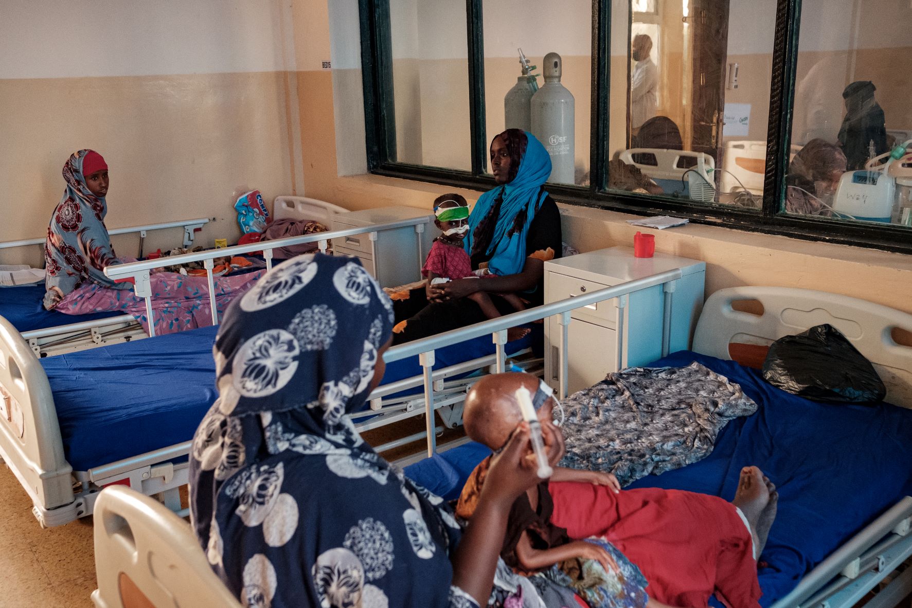 Crianças e mães no Hospital Banadir, rm Mogadíscio, na Somália: fome e desnutrição fazem de crianças até cinco anos maioria entre as mortes no país provocadas pela seca extrema (Foto: Guy Peterson / AFP - 10/11/2022) 