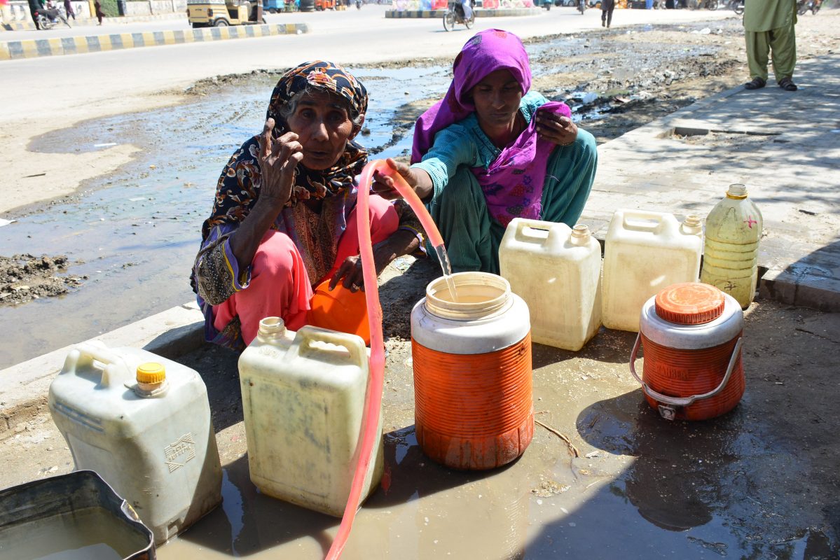Mulheres paquistanesas enchem seus baldes de água limpa no Dia Mundial da Água. Foto Shakeel Armed/Anadolu Agency via AFP
