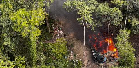 Vista aérea de uma casa de garimpeiros ardendo em chamas após ser incendiada durante uma operação do Ibama contra o desmatamento e o garimpo ilegal na Amazônia. Foto Alan Chaves/AFP