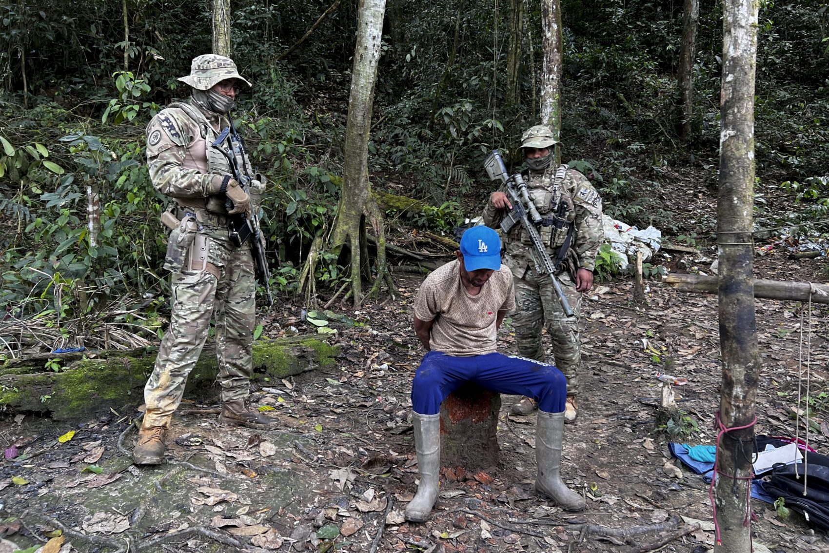 Fiscais do Ibama e policiais federais prendem garimpeiro ilegal em Roraima. Foto Alan Chaves/AFP