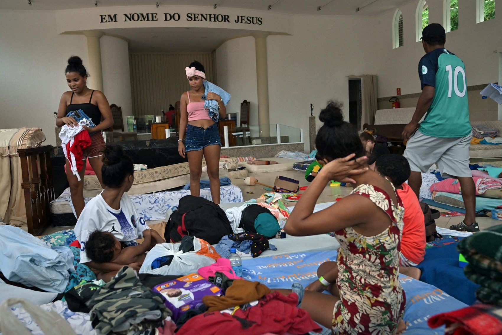 Vítimas do desastre ambiental em São Sebastião, São Paulo, se abrigam em uma igreja do bairro. Foto Nelson Almeida/AFP